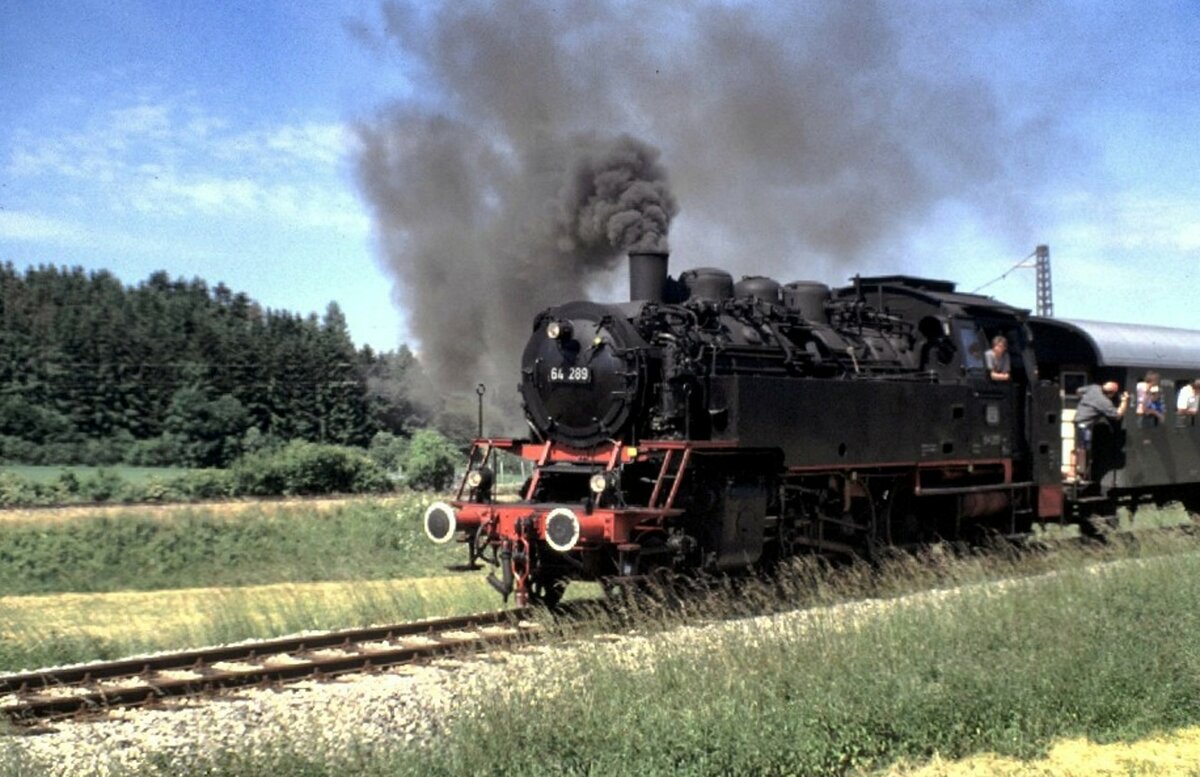 64 289 in Amstetten am 16.06.1996. Die 64 289 wurde von Krupp in Essen 1934, mit FabrikNr. 1298 gebaut. Beim Foto geh�rt die Lok den Eisenbahnfreunden-Zollernbahn. 