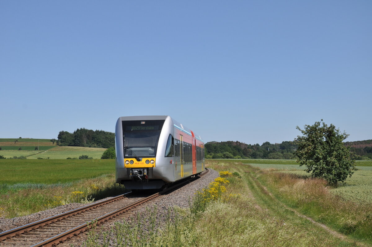 646 422 befindet sich am 24. Juni 2020 auf der Fahrt als RB 29 nach Siershahn und erreicht dabei in Kürze den Ort Girod. 