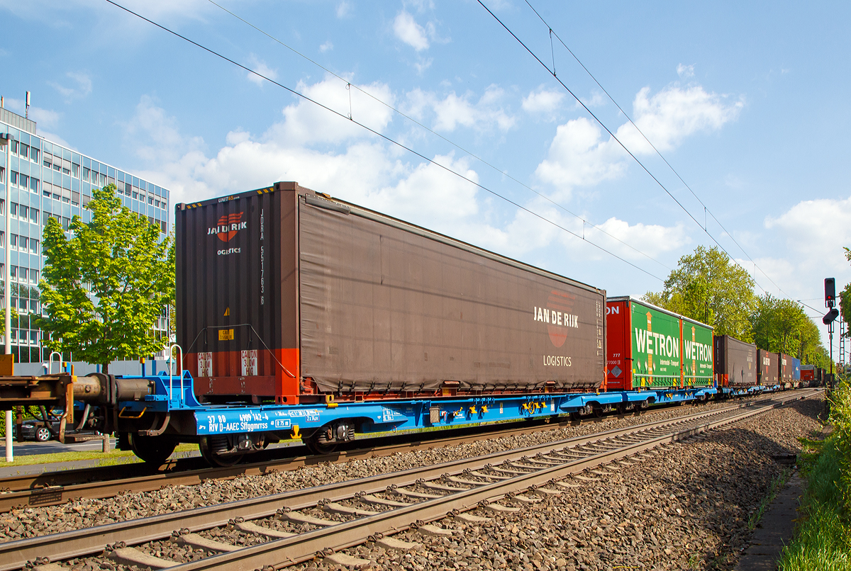 8-achsiger Niederflur-Containertragwagen (Megafret) 37 80 4909 142-4 D-AAEC der Gattung Sffggmrrss 40 der AAE Cargo AG (heute zur VTG), beladen mit zwei 40‘ Containern, am 30.04.2019 im Zugverband bei der Durchfahrt in Bonn-Gronau (n�he dem Bf Bonn UN Campus). Hier ist die UIC Nummer nun nach dem neuen Schl�ssel.

Diese Wagen mit zwei tiefen Plattformen auf vier Drehgestellen (acht Achsen) eignet sich zum Transport von 20‘, 30‘, 40‘ Containern und Wechselbeh�ltern nach UIC 592 Norm, in symmetrischer und asymmetrischer Ladekonfiguration auf der kompletten Ladel�nge. Die Gesamtl�nge des Wagens wird mit Hilfe eines kurzen Kupplungssystem zwischen den zwei Tiefladeplattformen optimiert.

Bei einer Ladeh�he von nur 825 mm ist es m�glich, Container von 9‘6“ (Highcube) durch den �rmelkanal-Tunnel in europ�ische Terminals zu transportieren.

Volumeng�ter k�nnen ausgezeichnet transportiert werden und es ist m�glich, Wechselbeh�lter und Container mit einer externen H�he von 3.220 mm innerhalb des C-45 Profils zu fahren.

TECHNISCHE DATEN:
Spurweite: 1.435 mm
L�nge �ber Puffer: 36.440 mm
Drehzapfenabstand: 2 x 13.080 mm
Radsatzstand in den Drehgestellen: 2.000 mm
Laufraddurchmesser: 730 mm (neu) 
Ladel�nge: 2 x 16.105 mm
Eigengewicht: ca. 39 t
Nutzlast: ca. 89 t
Max. Geschwindigkeit bei 135,0 t: 100 km/h
Max. Geschwindigkeit bei 120,0 t: 120 km/h
Kleinster bef. Gleisbogenradius: 150 m (im Zugverband) / 75 m der Einzelwagen
Intern. Verwendungsf�higkeit: RIV