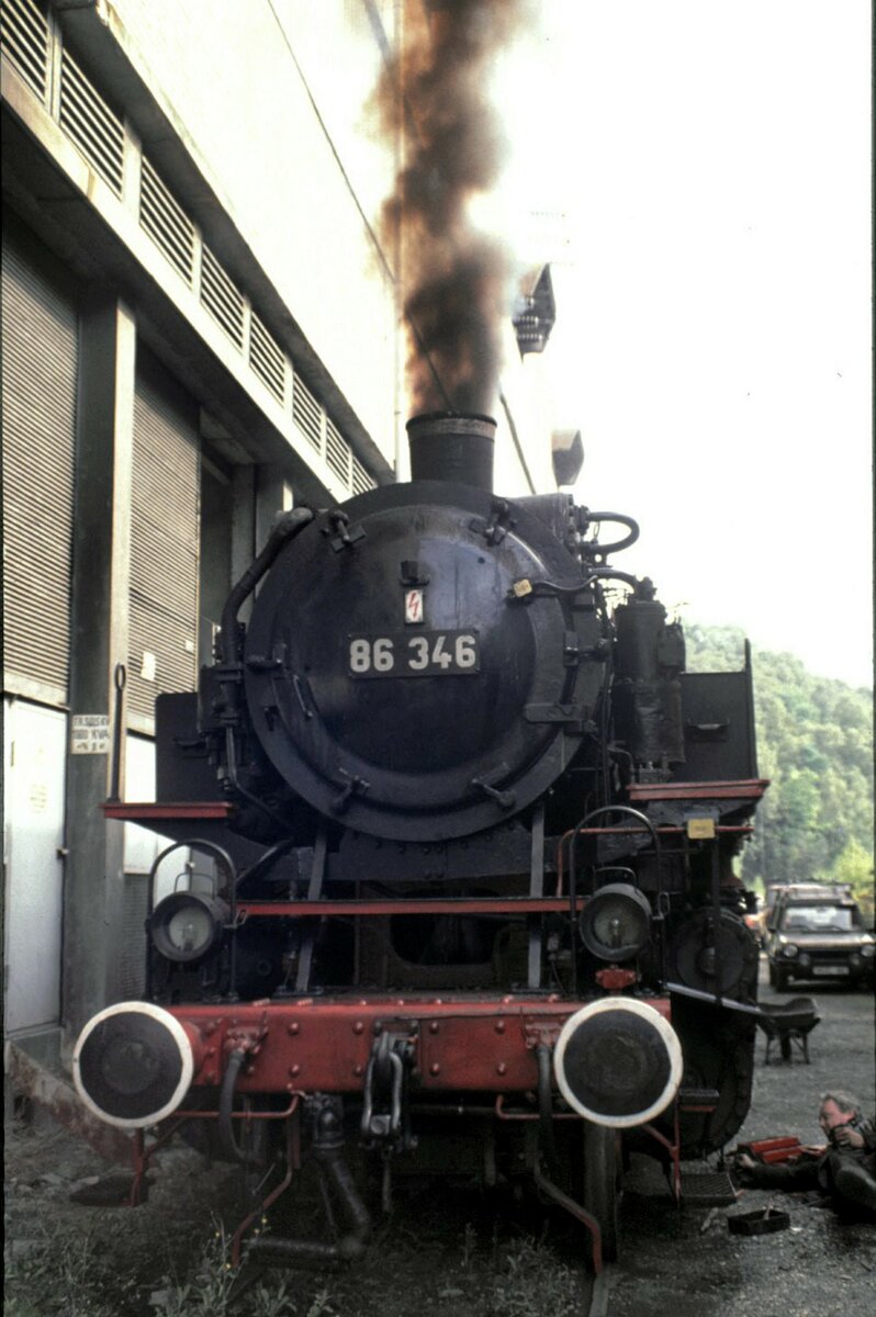 86 346 wird in Petite Rouselle für eine Sonderfahrt angeheizt, im September 1982. Kurze Zeit später ist die Frist für die Ulmer Lok ausgelaufen und steht seitdem zur Aufarbeitung in einem desolaten Zustand in Münsingen, teilweise ungeschützt dem Wetter ausesetzt im Freien.