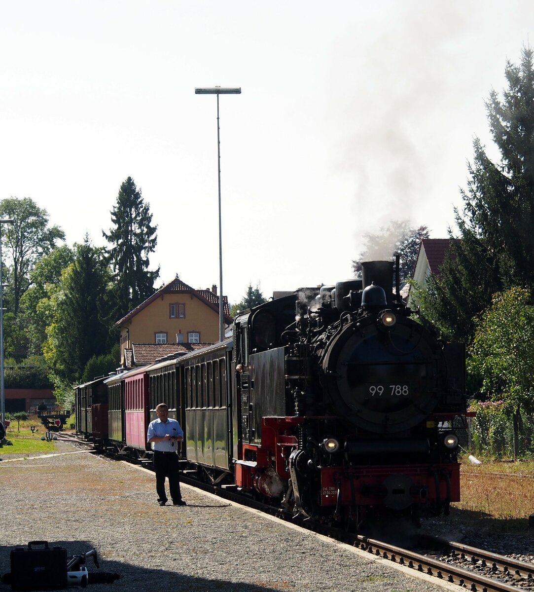 99 788 beim Öchsle in Ochsenhausen. Der Zug hatte heute am 25.09.2021 Filmtermin, morgen am 26.09.2021 wird es fahren.