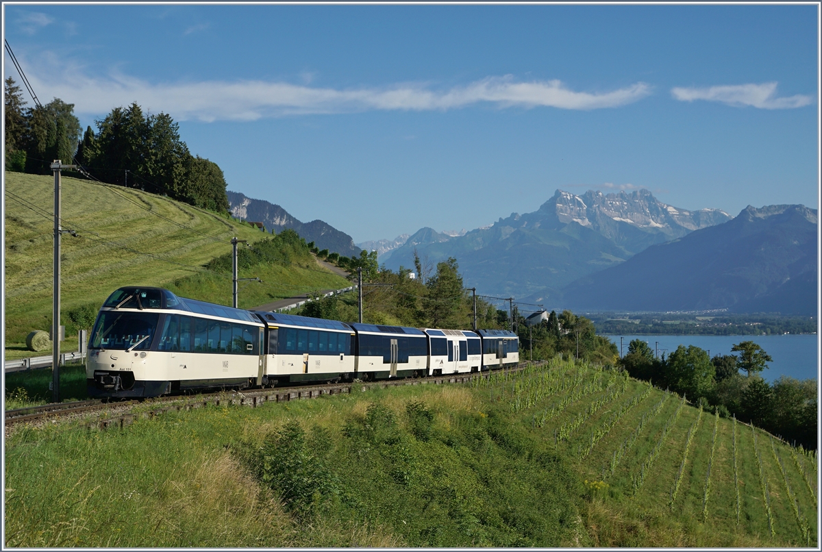 Ab dem Fahrplanwechsel ändert das Angebot bei der MOB, statt Schnell- und Regionalzüge werden alle Züge alle Stationen bedient und es gibt keine Express-Züge mehr (Ausser den Spurwechselzügen nach Interlaken). Gebildet werden die Mehrzahl dieser Züge mit Alpina ABe 4/4 bzw Be 4/4 der Serie 9000, Panoramawagen und Steuerwagen. Wie dies dann aussehen wird zeigt dieses, bei Plachamp entstanden Bild. 

8. Juli 2020