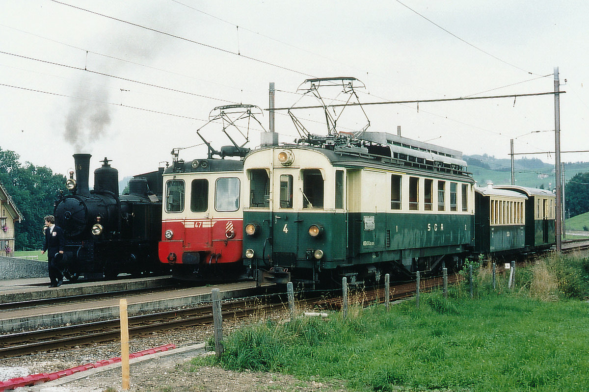 AB: Nicht gestellte Fahrzeugparade aus dem Jahre 1989 in Wasserauen mit G 3/4 14 (1902), BDe 4/4 47 (1968) und dem ABDeh 4/4 4 (1931), ehemals SGA.
Foto: Walter Ruetsch