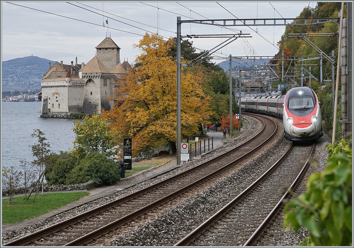 Abwarten und Tee trinken - dass ist nicht mein Ding; denn wenn das Wetter dann mal besser ist, hat der Wind sicher die vielen bunten Blätter fortgeweht... 

Geschickt versteckt ein SBB Pinocchio seine versudelte Seite als der RABe 503 als EC 39 Genève - Milano zwischen bunten Bäumen beim Château de Chillon vorbeifährt. 

21. Okt. 2020