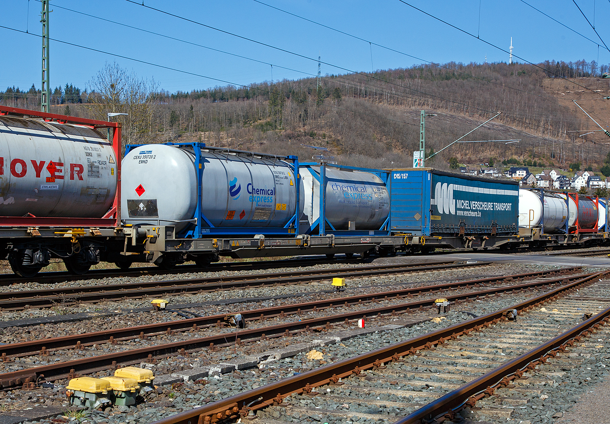 Achtachsiger niedrig gelegte Doppelwagen Mega II (Trag-/Taschenwagen-Doppeleinheit) der Hupac Intermodal SA, 83 85 4958 004-4 CH-HUPAC, der Gattung Sdggmrrss (scheibengebremste Einheit), am 29.03.2021 im Zugverband bei einer Zugdurchfahrt in Niederschelden. Diese Wageneinheiten bestehen aus einer niedrigen Taschenwagenhälfte (links) und einer niedrigen Tragwagenhälfte für Container und Wechselbehälte (rechts). Die beiden Wagenhälften sind mit einer, im Normalbetrieb nicht zu trennenden, Kurzkupplung verbunden.

Zusätzlich der Eignung für die neuen Megatrailer, wegen deren Umschlagtechnik mittels tiefliegenden Greifkantenbeschlägen ein sehr niedrig aufbauender Wagenrahmen erforderlich ist, sollten auch Container und Wechselbehälter mit großen Höhenmassen alpenquerend befördert werden können. Damit war ein über die Ladelänge nicht in der Höhe gekröpfter Wagenrahmen erforderlich. Die verglichen mit der „Standardhöhe“ von 1.175mm über Schienenoberkante (SOK), sehr niedrige Aufstandshöhe von nur 855mm des MEGA II machte den Einsatz von Drehgestellen der Bauart Y31 Lsi(f) notwendig. Diese weisen eine geringere Bauhöhe durch
760 mm Laufkreisdurchmesser und maximal 18t Radsatzlast auf.

Konstruktiv sind alle MEGA II Einheiten für 120 Km/h ausgelegt, bremstechnisch bis 100 Km/h die fünf scheibengebremsten Einheiten auch bremstechnisch bis120 Km/h (wie diese hier im Bild). Bezeichnet als Gattung Sdggmrrs bzw. Sdggmrrss (scheibengebremst) wurden sie bei den SBB als Privatwagen
eingestellt. Sie tragen gemäß UIC 438-2 »Einheitlich numerische Kennzeichnung der Güterwagen« die Wagennummern:
4933 225 bis 244 (Serie III, Doppeltasche), 
4933 245 bis 339 (Serie IV) sowie   
4958 000 bis 004 (scheibengebremst).   
Vorangestellt sind jeweils die Kodierungen 83 85 für bei den SBB (85) mit Sondervereinbarung eingestellte Privatwagen (83). 

Hersteller dieser Wagen ist die Ferriere Cattaneo in Giubiasco (Schweiz), die 115 Wagen (230 Wagenmodule) hergestellt hat. Davon sind aber nur fünf Einheiten scheibengebremst.

Technische Daten:
Spurweite: 1.435 mm
Eigengewicht: 38.200 kg
Max. Radsatzlast S/SS: 18 t
Max. Ladegewicht S/SS: 89,8 t (ab Streckenklasse A)
Max. Geschwindigkeit: 120km/h
Länge über Puffer: 36.880 mm
Drehzapfenabstand: 2 x 13.350 mm
Radsatzstand in den Drehgestellen: 1.800 mm
Ladelänge: 16.460 mm bzw. 16.925 mm
Typ der Drehgestelle: 4 x Y31 Lsi(f) -K-D
Raddurchmesser: 760 mm (neu) 
Bremse: KE-GP-A
Bremssohle: Jurid 816M
Feststellbremse: Ja
Intern. Verwendungsfähigkeit: keine