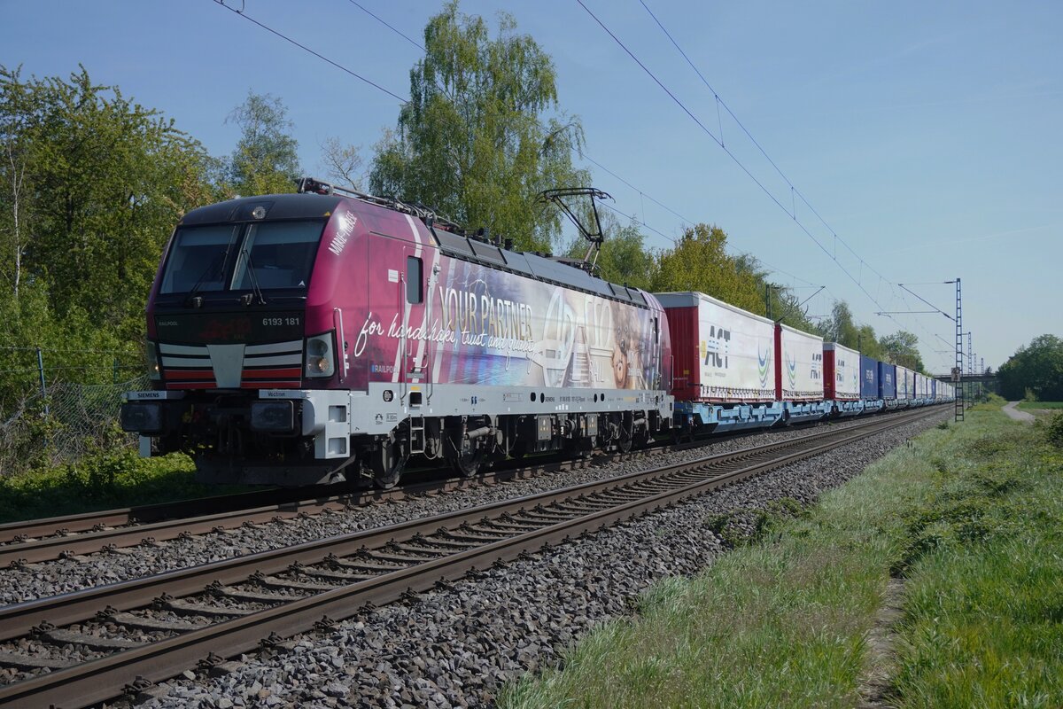 Adesso 193 181 zieht ein KLV durch Kaarst-Broicherseite am 24 April 2026.