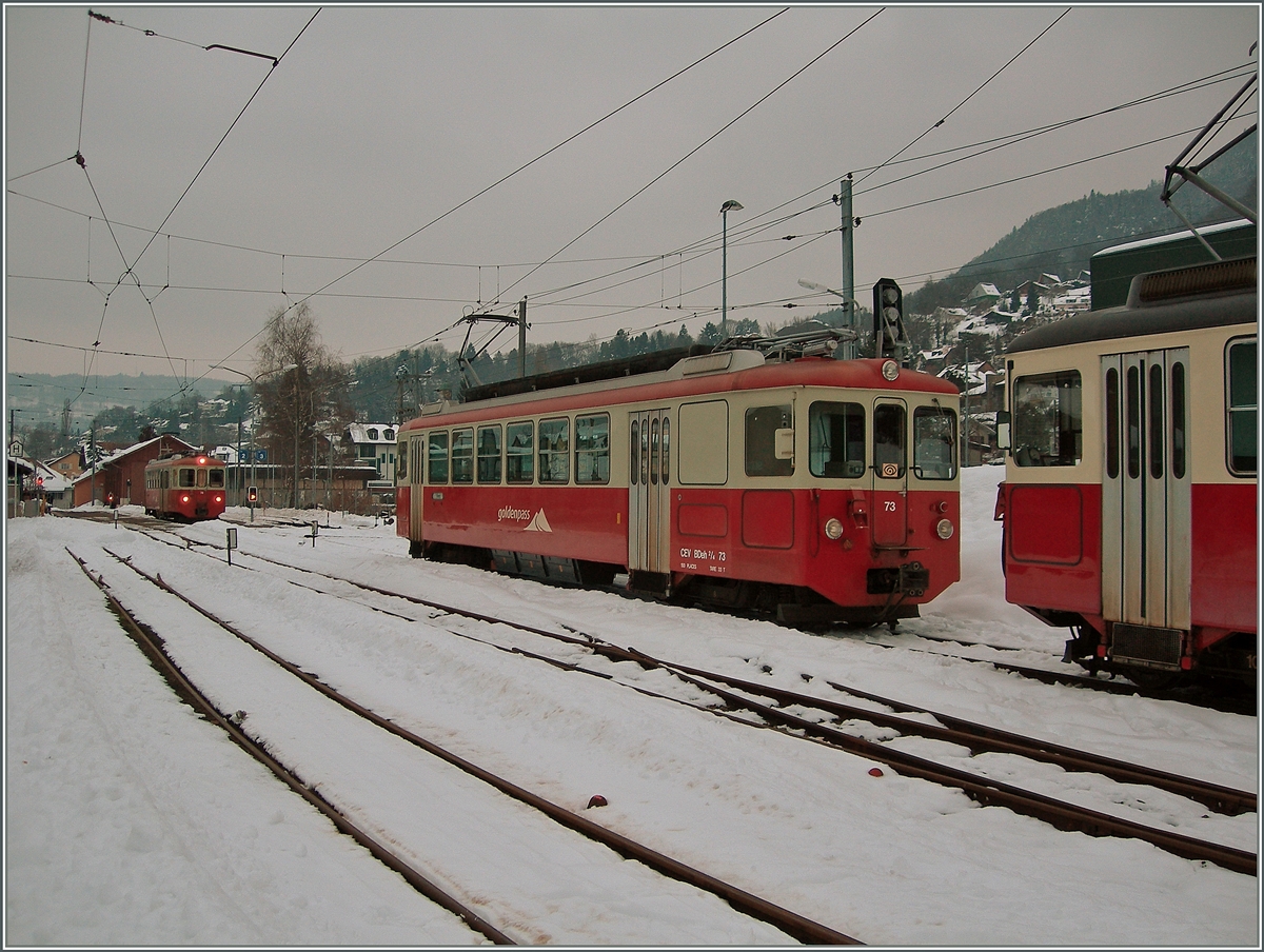 Alle drei CEV BDeh 2/4 in Blonay: im Hintergrund wartet der CEV BDeh 2/4 74 auf die Abfahrt nach Les Pléiades, und im Vordergrund die die BDeh 2/4 73 und 75 auf neue Einsätze.
7. Feb. 2015