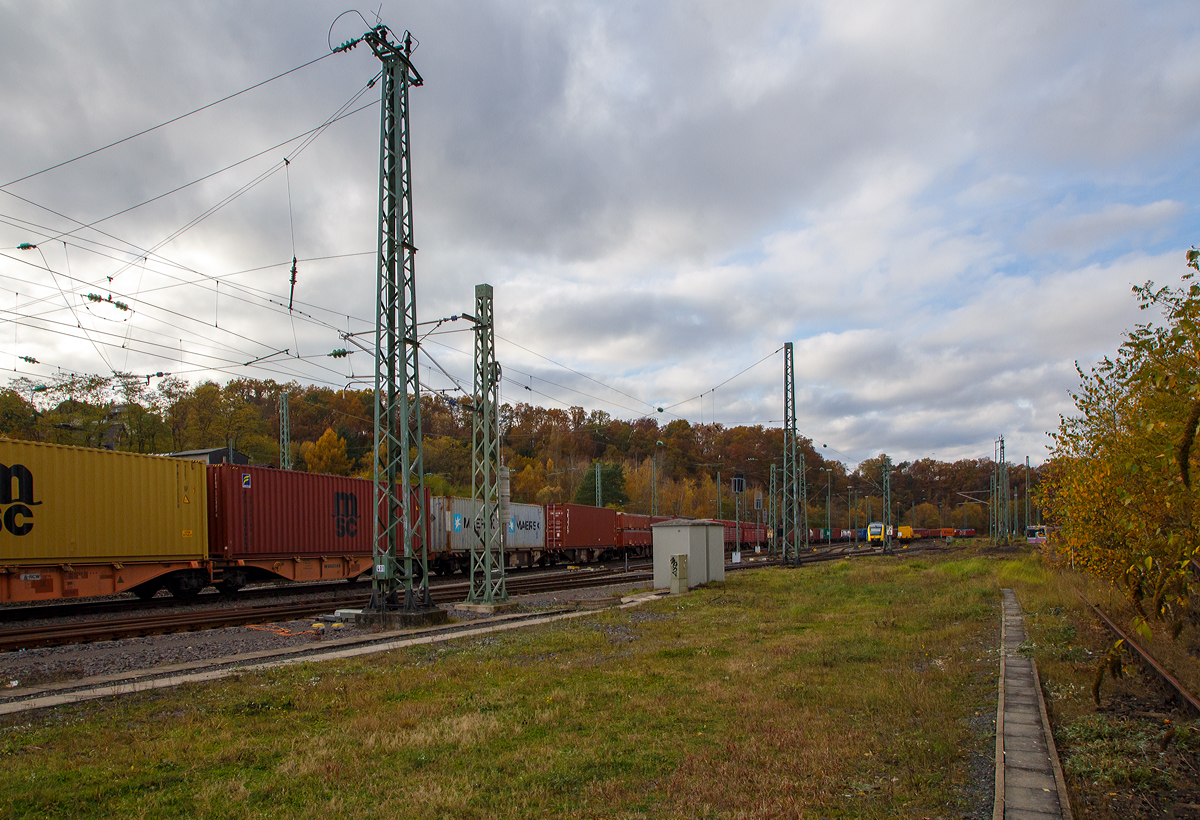 Als Nachschuss, auch wenn so den gesamten Zug noch nicht drauf bekommen habe....
Die ÖBB 1293 199-6 (91 81 1293 199-6 A-ÖBB), eine Siemens Vectron MS (X4E) der Variante A60 (Länderpaket) fährt am 06.11.2021 mit einem Containerzug durch Betzdorf (Sieg) in Richtung Köln.
