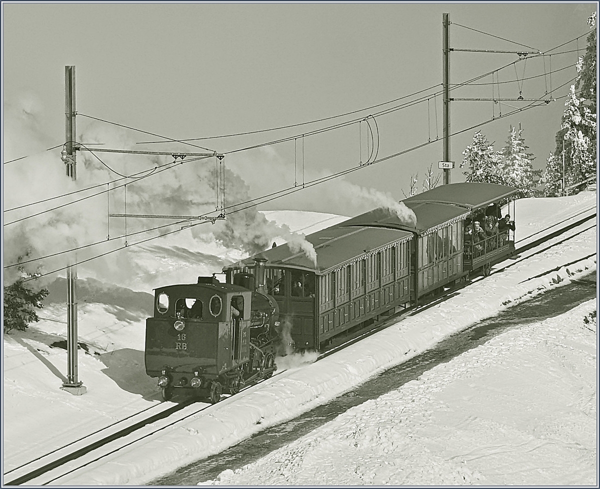 Als S/W Variante: Die RB H 2/3 N° 16 erreicht in Kürze die Station Rigi Staffel.
24. Februar 2018