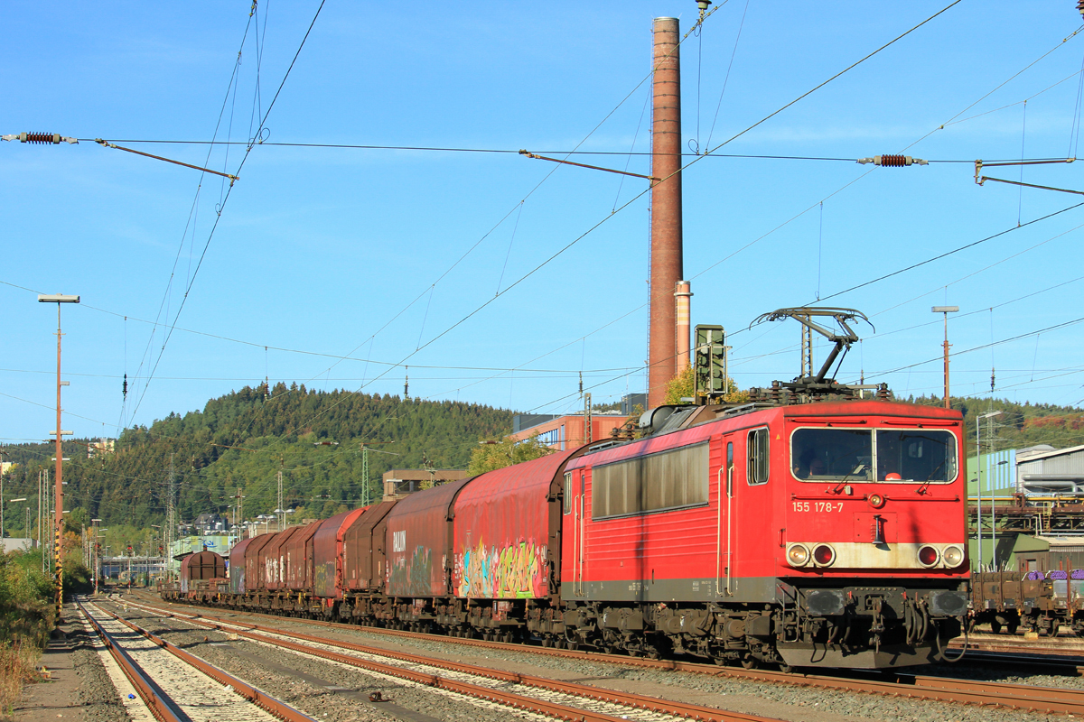 Am 05.10.2018 hatte 155 178 die Aufgabe, einen leeren Coil-Ganzzug vom Kreuztaler Gbf nach Duisburg Hbf zu bringen. Hier ist die Fuhr am frühen Nachmittag in Siegen-Geisweid zu sehen.

Die Lok gehört der Railpool GmbH, früher war sie Eigentum der DB Cargo AG, an welche sie heute auch wieder vermietet ist. Der Sinn dahinter ist für mich eher weniger verständlich.
Erst-Bw war vom Abnahmedatum am 25.06.1982 bis 31.05.1989 das BW Leipzig Hbf West.