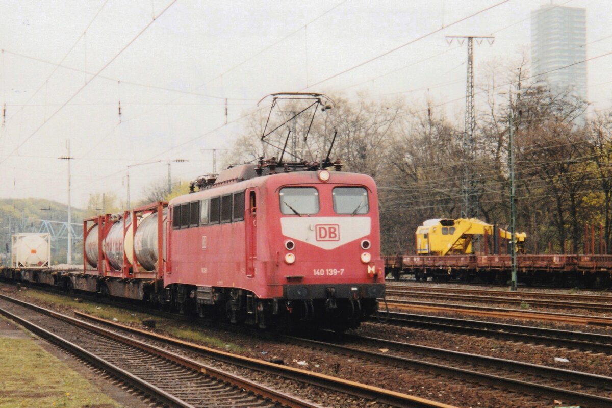 Am 13 April 2000 durchfahrt 140 139 mit ein KLV K�ln West.