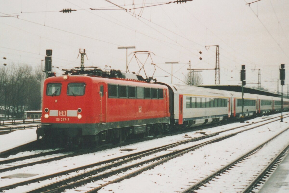 Am 13 J�nner 2000 zieht 110 257 ein Belgischen Internationalzug durch K�ln-Deutz.