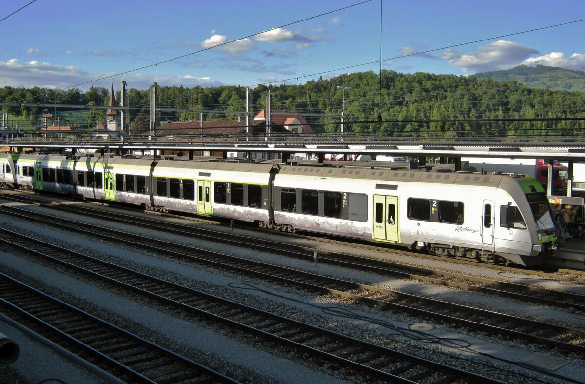 Am 13 September 2011 steht BLS 535 117 in Spiez und wird vom Brücke fotografiert.