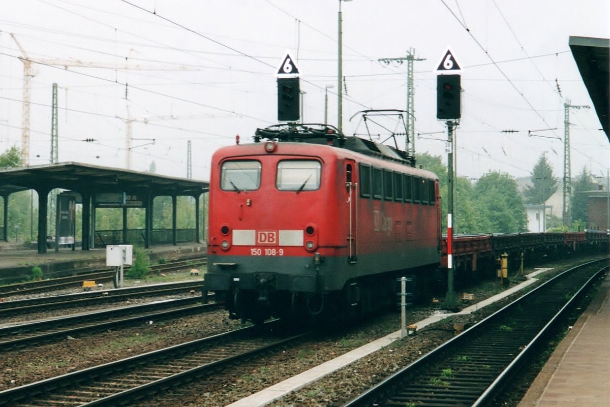 Am 17 Juli 2000 durchfahrt 150 108 Rheine.