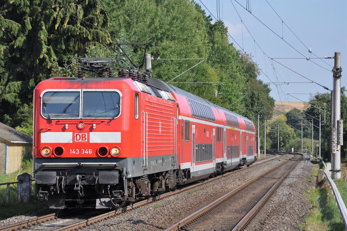 Am 18.08.2018 zog 143 346 eine Ersatzgarnitur der RB22, bestehend aus einem Fahrradwagen, einem gemischtklassigen Doppelstockwagen sowie einem Steuerwagen der 3. Generation in den Haltepunkt Lindenholzhausen.
