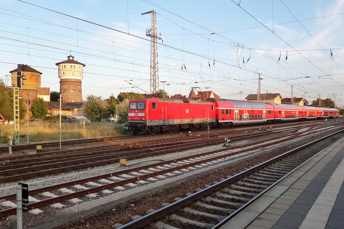 Am 19 September 2016 treft 112 124 mit ein RE nach Stralsund in Angerm�nde ein.