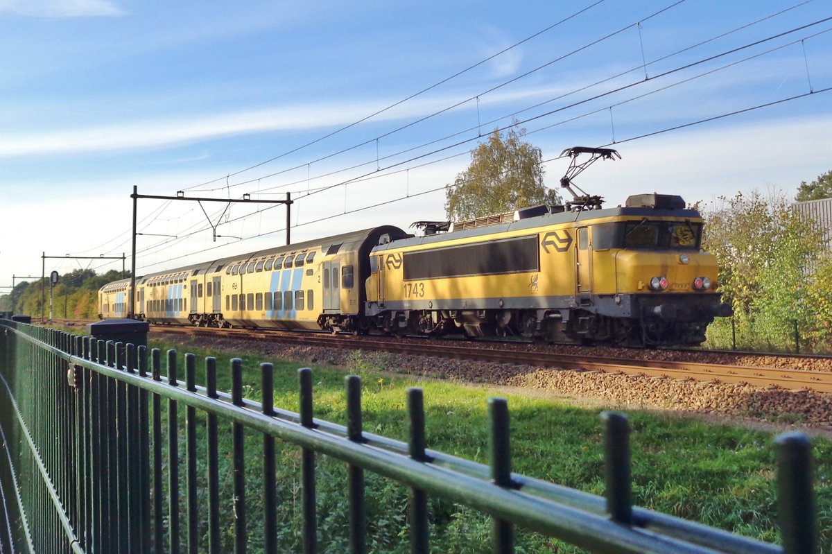 Am 2 November 2018 durchfahrt NS 1743 Alverna. 