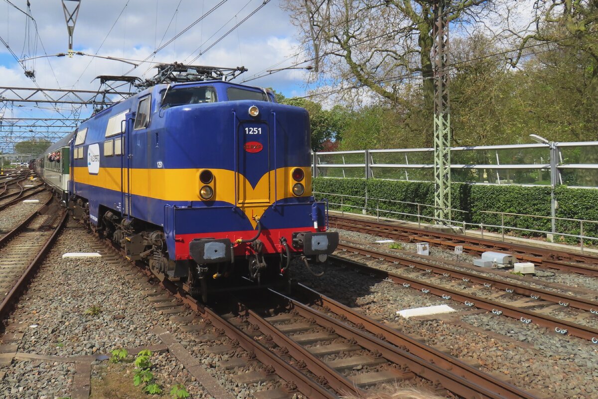 Am 21 April 2024 treft RXP 1251 samt Sonderzug vom/nach Leiden in Haarlem ein. Anlass ist die bl�hende Bl�menfelder bei Lisse (Keukenhof) und mehrmals wurde zwischen Leinden und Haarlem gependelt =um die Keukenhof vorbei zu fahren.  Alle Fahren von dierser  Bo9llen-Expres  wurden in drei St�nde komplett ausgebucht.