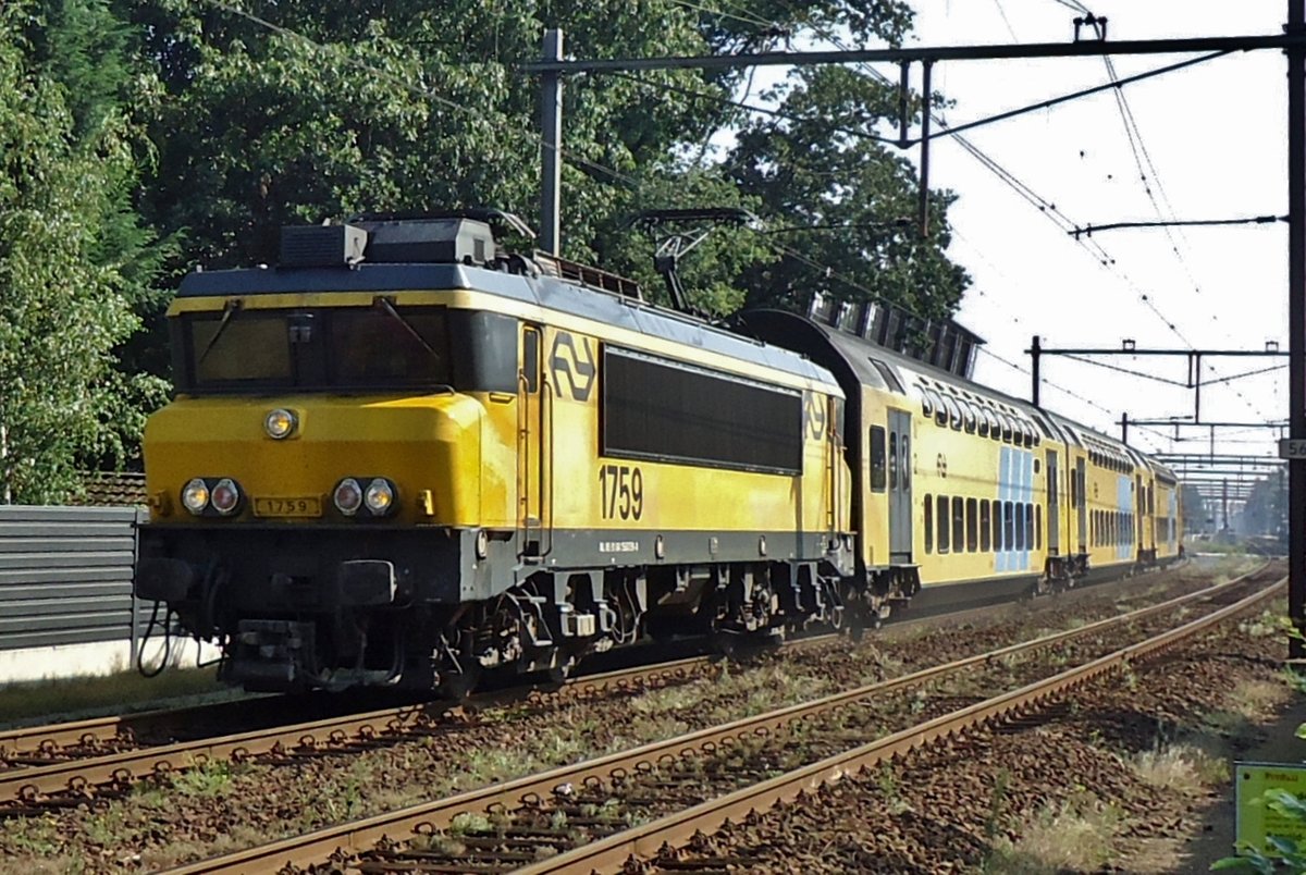 Am 21 Augustus 2015 verlässt NS 1759 Wijchen.