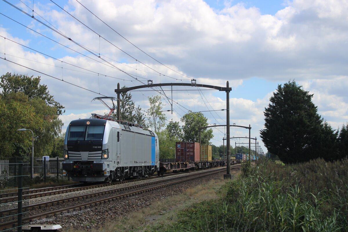 Am 21 Augustus 2025 passiert der nagelneue und kahler RFO 193 905 mit ein Containerzug der Fotograf bei der Bahnübergang in Hulten. Das Bild wurde wie immer vom offenbarer Stelle gemacht und danach etwa geschnitten. Wer die betonen Overleitungsmasten will fotografieren soll sich ein etwas beeilen, weil innerhalb wenige Jahren werden diese ersetzt von modernere stahlen Masten.