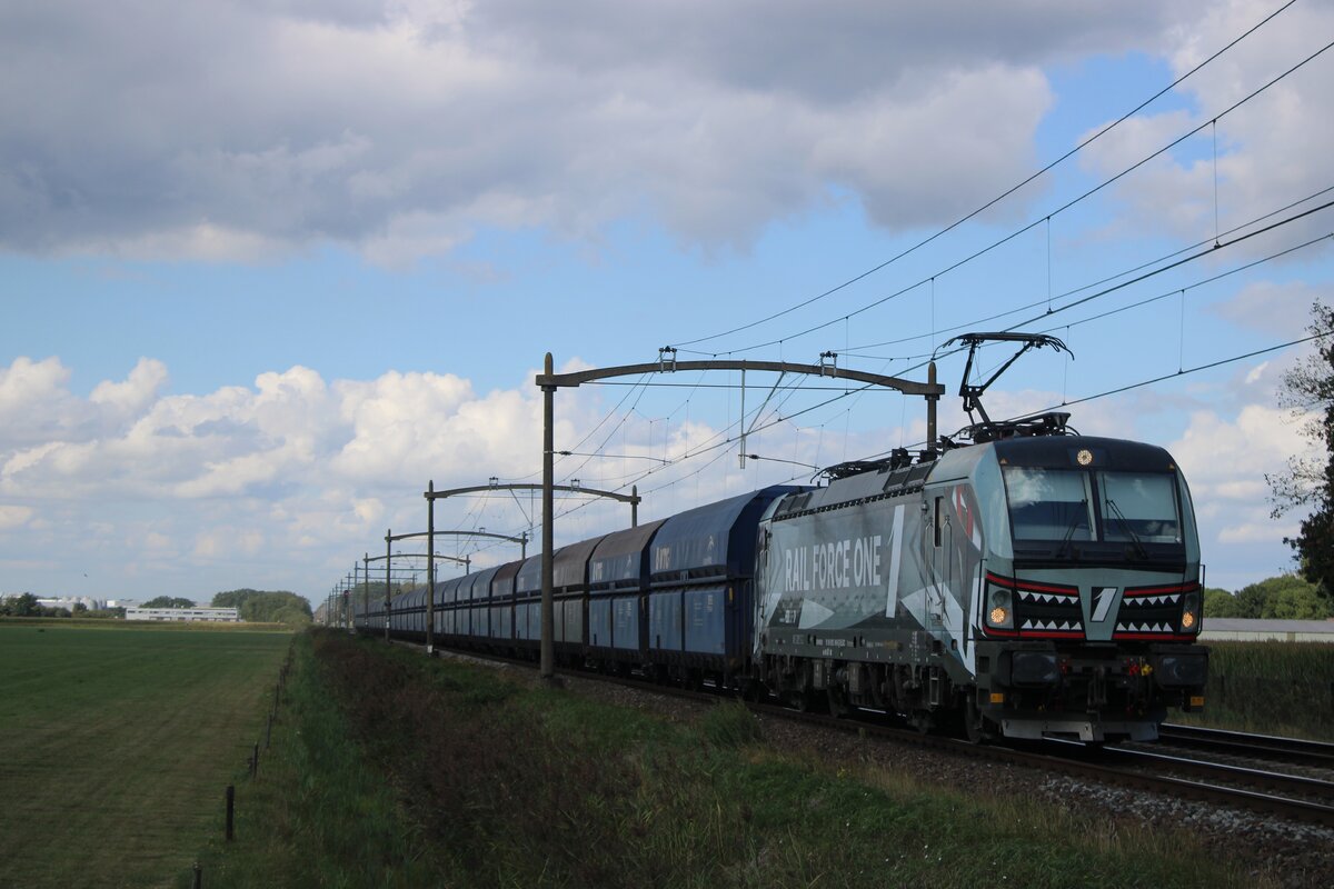 Am 21 Augustus 2025 zieht RFO 193 949 der Bottroper Kohlezug durch Hulten.