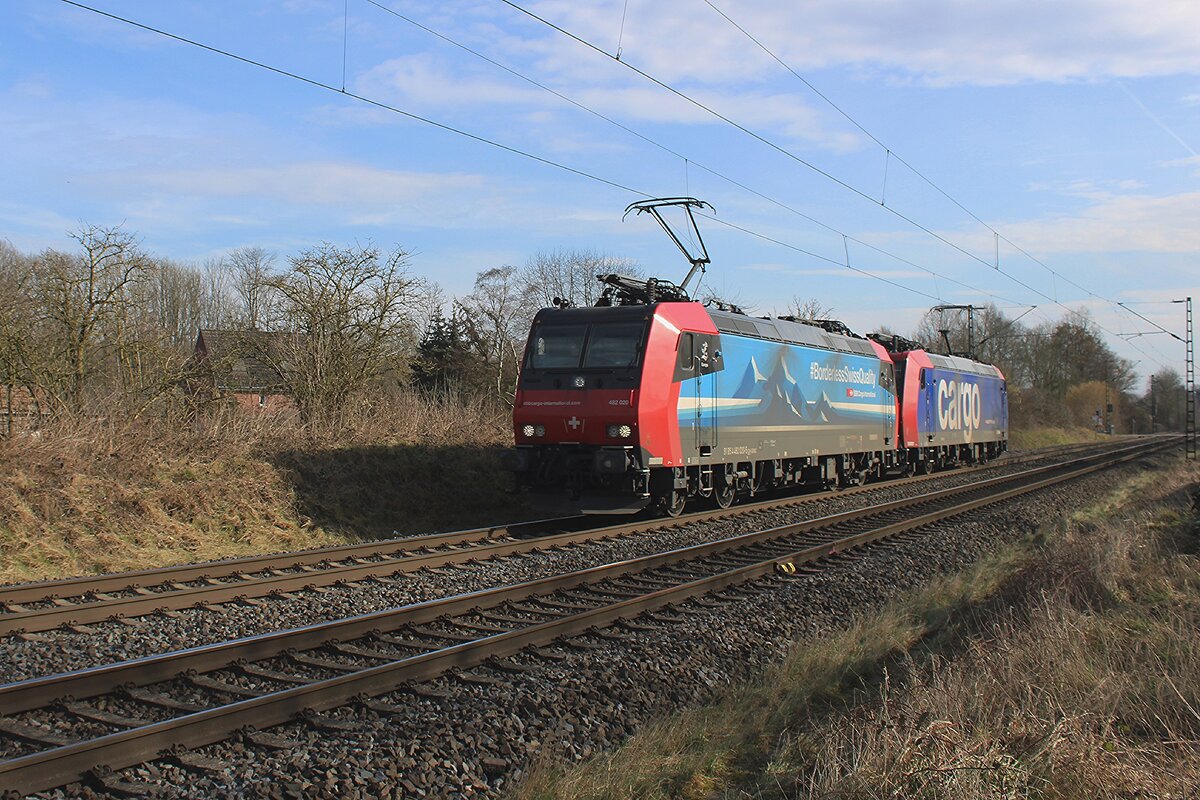 Am 21 Februar 2025 schleppt SBB Cargo 482 020 ein Schwesterlok durch Kaarst-Broicherheide 
