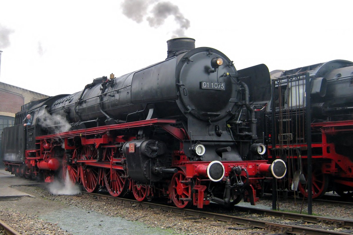 Am 21 Oktober 2012 steht 01 1075 ins SSN-Bw Rotterdam Noord-Goederen. 