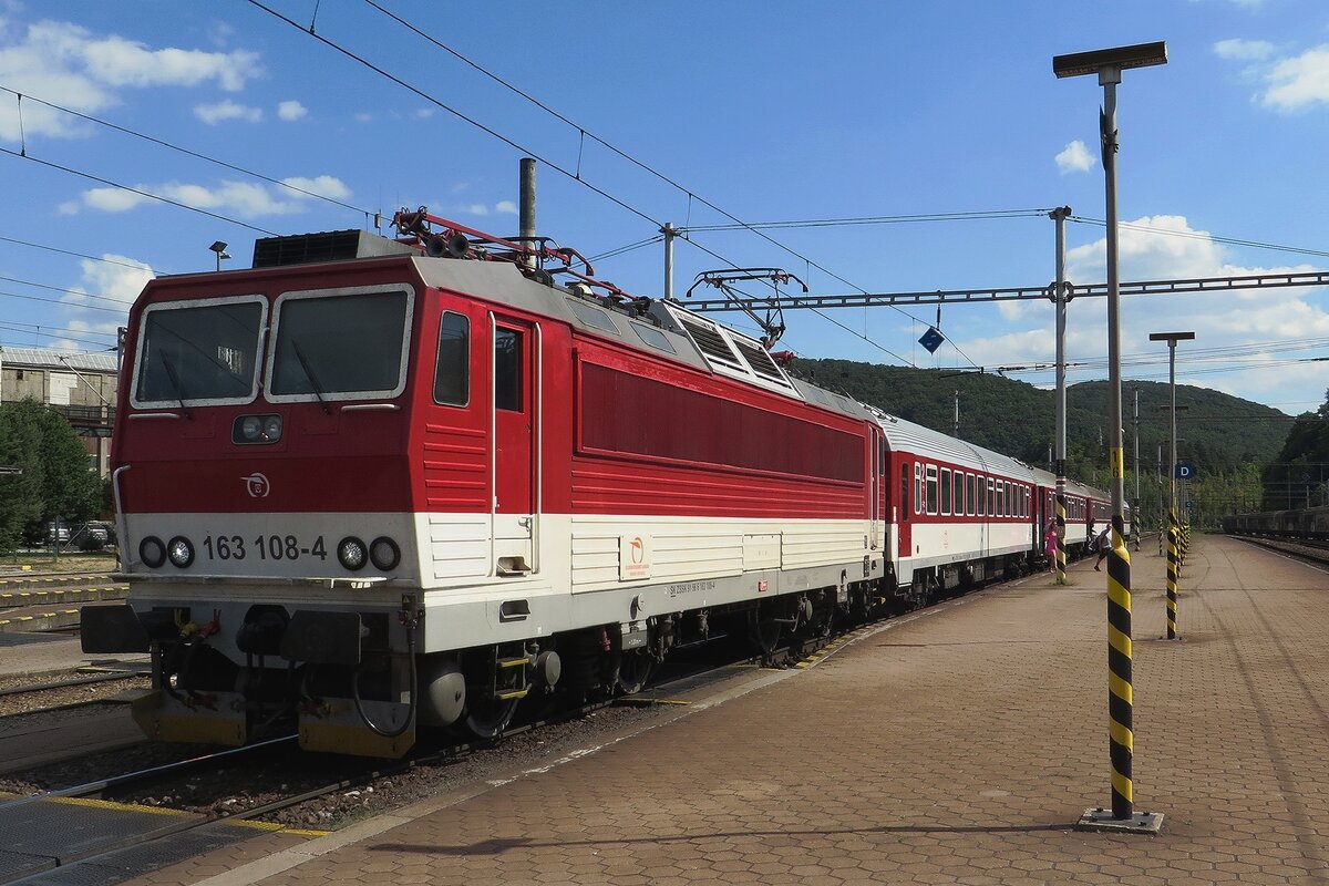 Am 23 Juni 2022 steht ZSSK 163 108 in Kysak mit ein Regionalzug nach Poprad-Tatry.