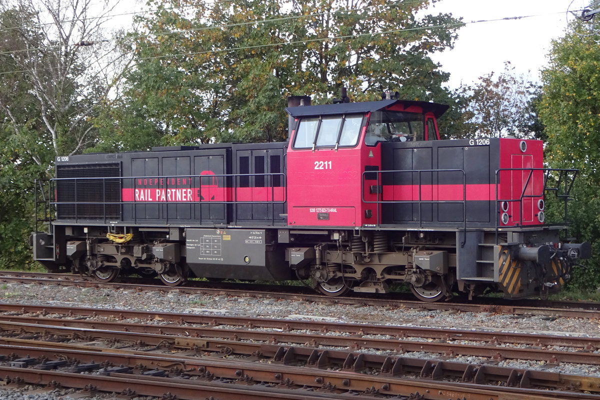 Am 3 Oktober 2019 steht IRP 2211 abgestellt in Nijmegen, nach den verkauf von 48 DM'90 Triebz�ge an FeroTrans fehlschlug. IRP 2211 hat die betroffene Triebz�ge innerhalb Nijmegen rangiert.