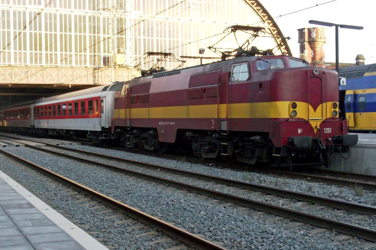 Am 30 M�rz 2013 meldet sich EETC 1251 mit ein nachtzug in Amsterdam Centraal. NOch schr�nkt sich der Einsatz von EETC 1250ern bis Rangierman�ver zwischen Amsterdam Centraal und Watergraafsmeer, aber im Kurze wirden die 1250er nicht n�r rangieren, sonst auch die Nachz�ge bis die Landesgrenze ziehen. Leider endete das EETC Chapiter Anfang April 2015.