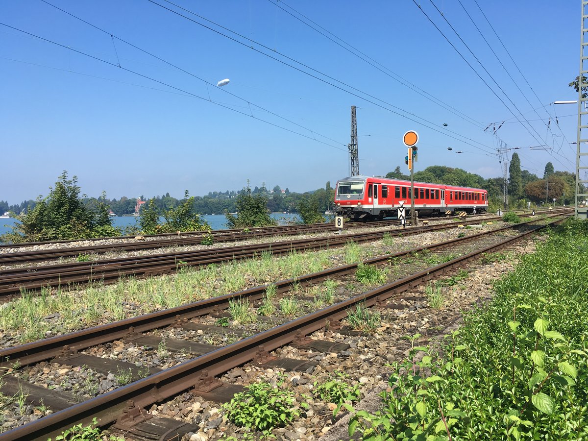 Am 31.08.16 wurde der 628 428 festgehalten als Rb 22717 (Friedrichshafen Stadt - Lindau hbf) bei der Überfahrt auf den Insel Bahnhof von Lindau. Im Hintergrund zu sehen ist  Das Schwäbische Meer  der Bodensee