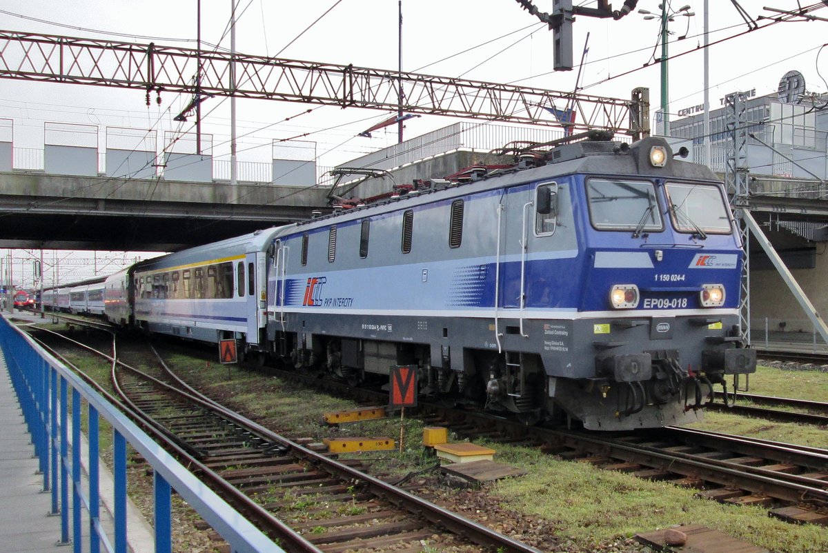 Am Abend von 30 April 2016 verlässt EP09-018 Poznan Glowny mit einer IC nach Warschau.