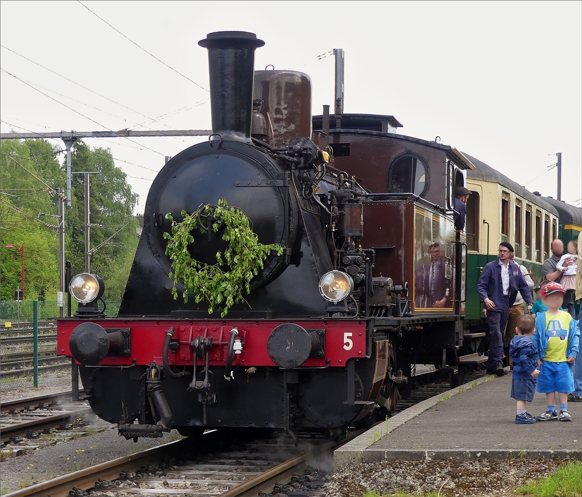 Am ersten Betriebstag der Museumsbahn  Train 1900  ist die Lok N� 5 nach der HU wieder einsatzbereit. 
Auf dem Bild steht sie fein herausgeputzt und abfahrtbereit am Bahnsteig der Museumsbahn in P�tange bereit, um die historischen Wagen nach Fond-de-Gras zu ziehen. 01.05.2019 (Jeanny)
