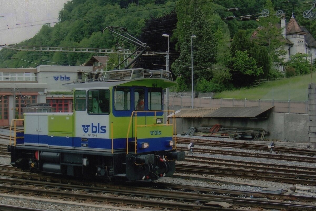 Am grauen 14 Mai 2010 lauft BLS 245 024 um in Spiez.