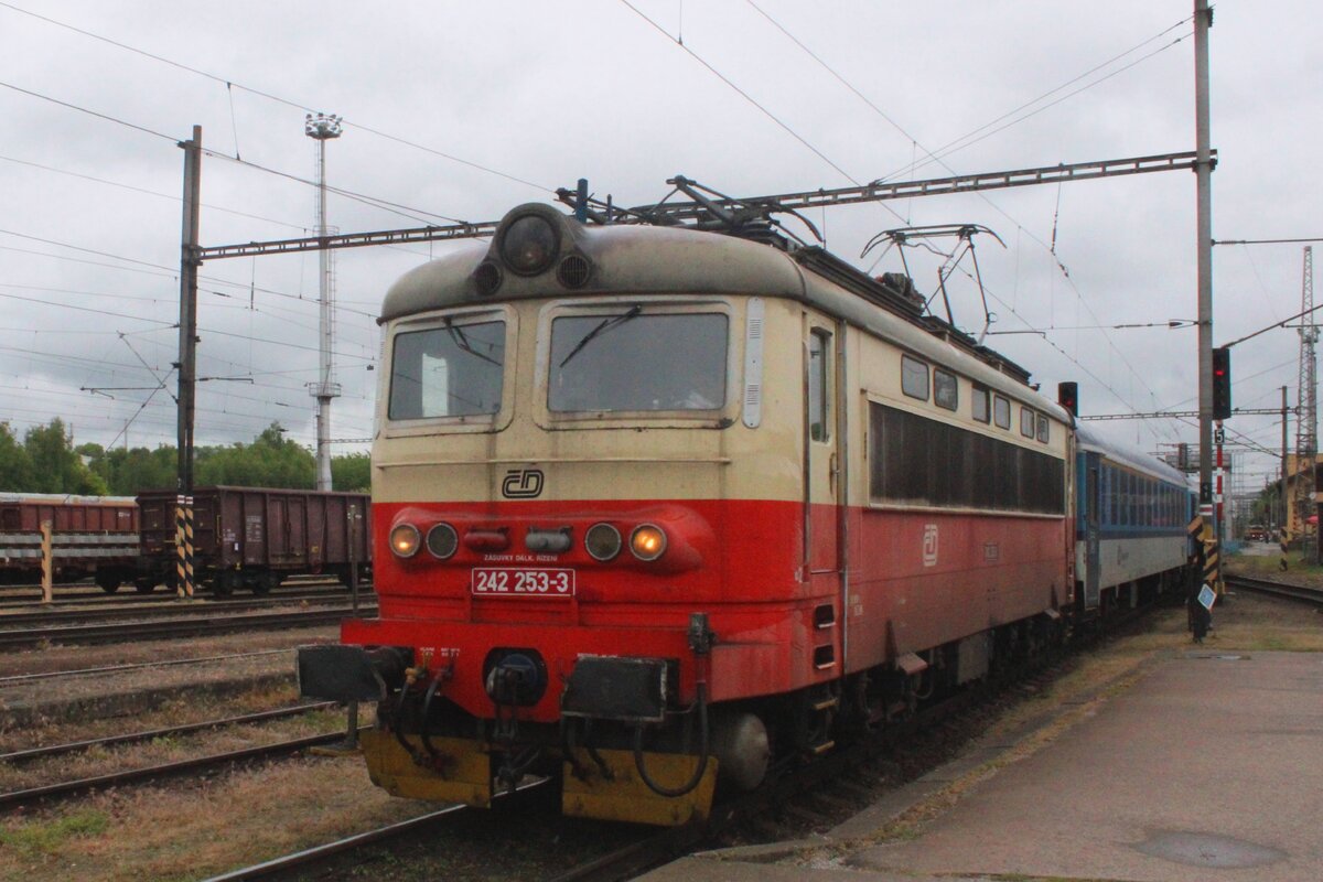 Am grauen 28.Mai 2025 treft CD 242 253 mit ein Rychlyk aus Brno in Jihlava ein. Die Einsatze von Reihe 242 sind in die Tschechei in Reisezugverkehr rar geworden.