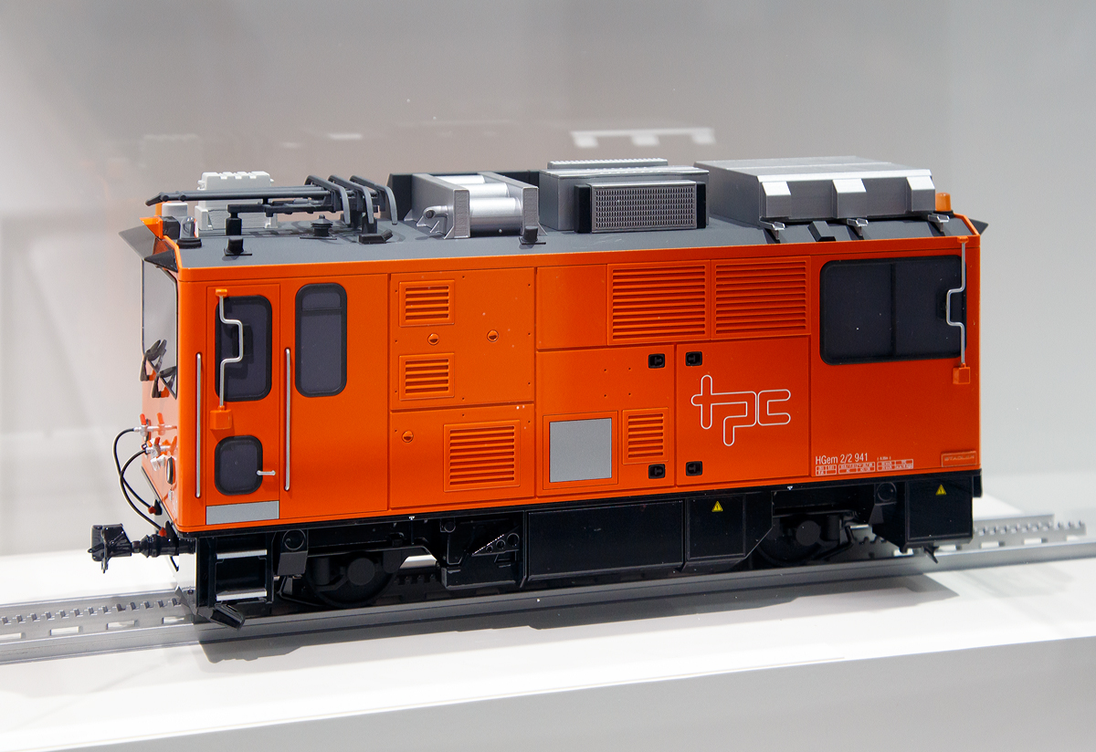 Am Messestand der Stadler Rail AG auf der InnoTrans 2018 (hier 19.09.2018) in Berlin wurde u.a. auch ein Modell von der TPC HGem 2/2 941 gezeigt.