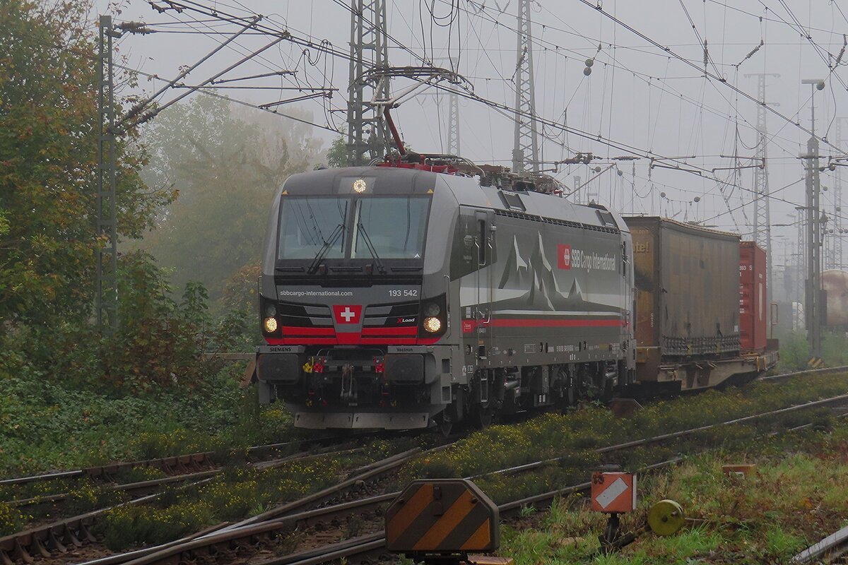 Am sehr nebligen 23 Oktober 2024 verl�sst SBBCI XLoad 193 542 mit ein KLV f�r Kijfhoek Emmerich. Ab 1 November wird die Strecke Emmerich--Oberhausen massiv ausgebaut werden.
