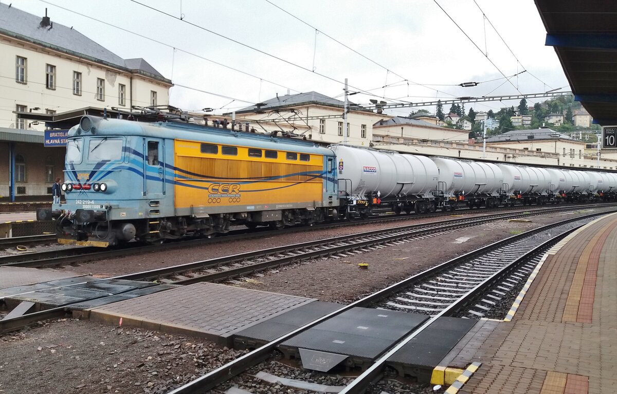 Am verregneten 19 September 2017 durchfahrt CER 242 219 mit ein Nacco kesselwagenzug Bratislava hl.st.; eine der beste Bahnh�fe f�r jeder, der Slowakische, Tsjechischen und Ungarische privatbahnen in Guterverkehr fotografieren will.