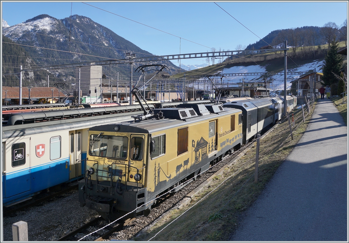 An anderen Ende des Zuges und nicht ganz einfach zu fotografieren zeigt sich die GDe 4/4 6003. 

17. Februar 2021