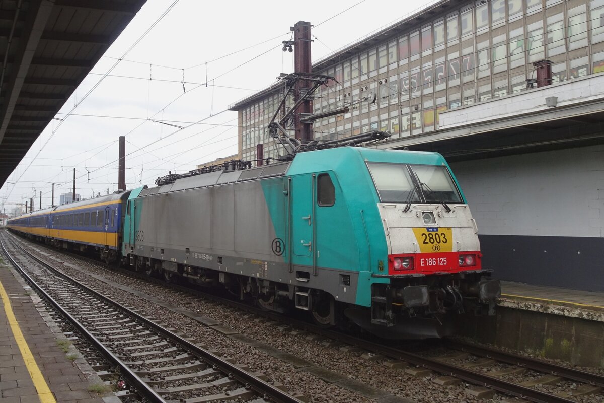An regnerischen 21 September 2023 treft 2803 mit ein IC-Benelux in Bruxelles-Midi ein.