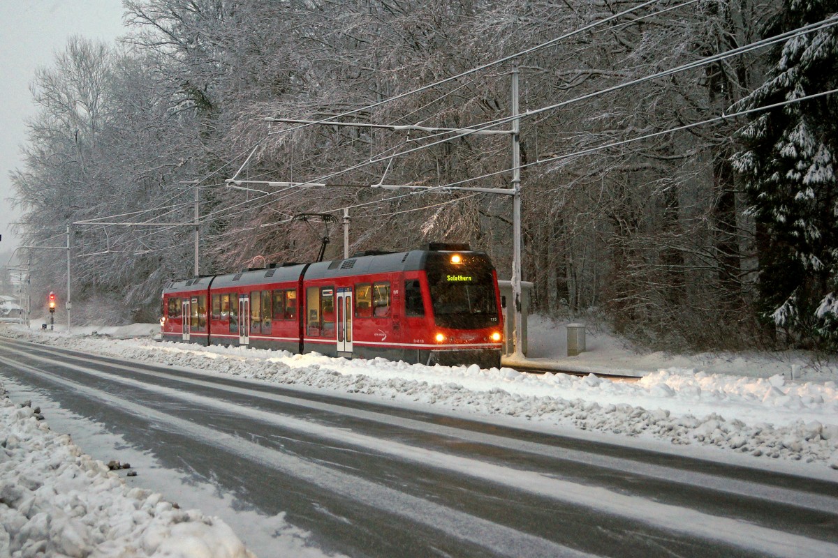 ASm: Aufnahmen dieser Art waren w�hrend dem diesj�hrigen Winter in der Region Solothurn nur an wenigen Tagen m�glich. Regionalzug Langenthal-Oensingen-Solothurn mit Be 4/8 113  STAR  auf der Station Bei den Weihern in Riedholz am 28. Dezember 2014.
Foto: Walter Ruetsch