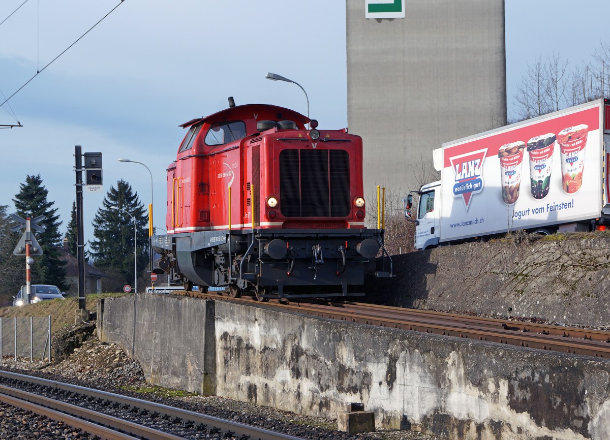 ASm: Die Em 327 (ex Sersa Am 847 957-8, ex DB 211 215-9 bzw. V 100 1215) einmal aus einer anderen Perspektive fotografiert. Die Aufnahme ist am 15. Januar 2015 bei der Fahrt zum Güterkunden  LANDI  in Oberbipp entstanden.
Foto: Walter Ruetsch 