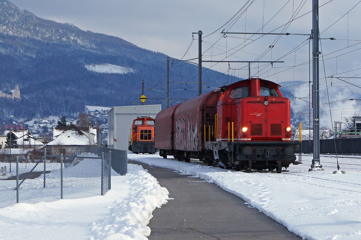 ASm: Mit etwas Fotografengl�ck konnten am 4. Februar 2015 beide ASm Diesellokomotiven auf einem Bild verewigt werden. Nebst der Die Em 327 (ex Sersa Am 847 957-8, ex DB 211 215-9 bzw. V 100 1215) ist im Hintergrund dieser Aufnahme auch die HENSCHEL Em 3/3 326 (Em 98 85 5837 826-7-CH-asm) ersichtlich.
Foto: Walter Ruetsch  