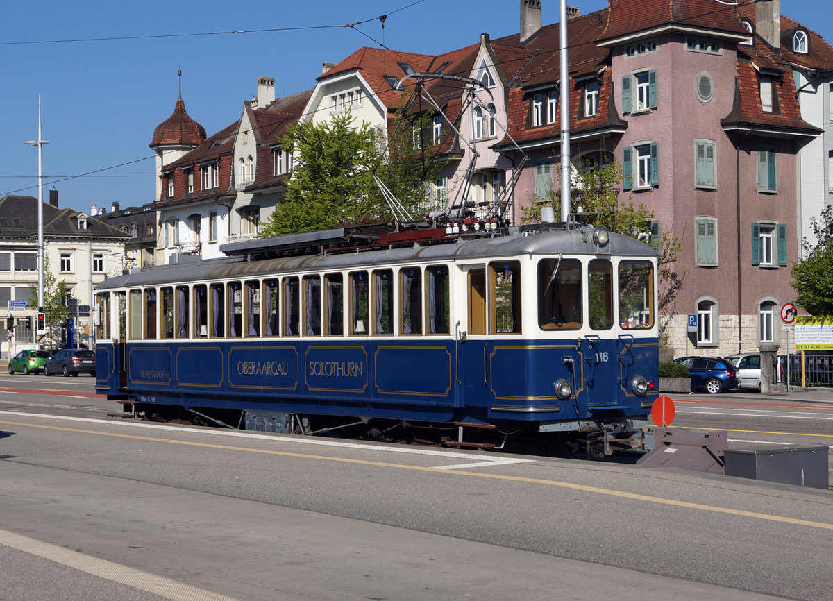 ASm: Nach vielen Jahren wieder einmal die Endhaltestelle Solothurn-HB erreicht.
Zufallsbild vom 9. April 2017 mit dem BRe 4/4 116 der ehemaligen LJB aus dem Jahre 1907. Gebaut wurde er von Ringh Alioth MFO. Zum Wagen für Gesellschaftsfahrten umgebaut wurde er in der OJB Werkstätte Langenthal.
Foto: Walter Ruetsch