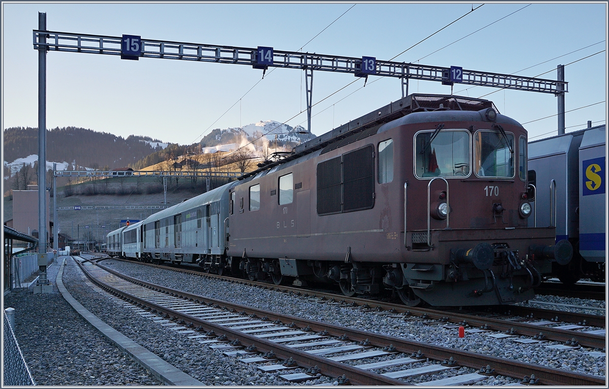 Auf den ersten Blick nichts besonderes, doch der zweite genauere offenbart spannendes: Nach der Lok, der BLS Re 4/4 170 (UIC 91 85 4425 170-8)  Brig Glis  steht ein interessanter Zug: Zwischen den Dmz 090 (UIC D-RADVE 75 80 90 94 008-4 vorne und D-RADVE 75 80 90 94 007-6 ist ein Spurwechselbarer MOB Wagen gekuppelt!

Zweisimmen, den 12. Jan. 2020