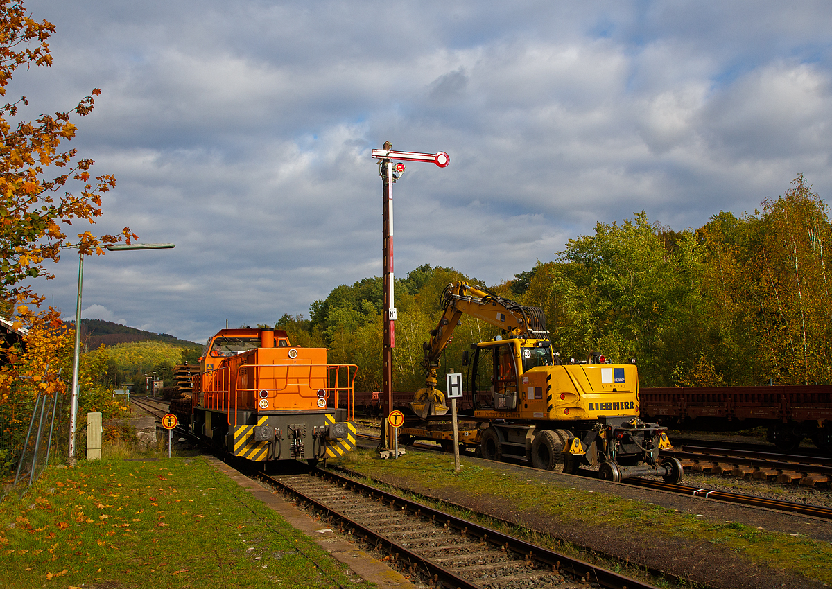 
Auf den letzten vorhandenen Metern Gleis der Strecke zwischen Bahnhof Herdorf und Neunkirchen tätigt die KSW 45 (98 80 0276 016-9 D-KSW) eine MaK G 1204 BB der Kreisbahn Siegen-Wittgenstein mit einem 2-achsiger Flachwagen der Gattung Ks 446 am 11.10.2020 in Herdorf den Pendelverkehr.
Hier erreicht sie gerade mit dem Altgleis beladenen Flachwagen den Bahnhof Herdorf. 

Rechts der Liebherr Zweiwegebagger A 922 Rail Litronic, Kleinwagen Nr. D-HGUI 99 80 9903 415-4, (interne Nr. 54) der Hering Bau GmbH & Co. KG (57299 Burbach) mit dem 5m Chieftain Gleisbauanhänger CT-520, Schienengebundenes Gerät Registrier-Nr. 9783 198.