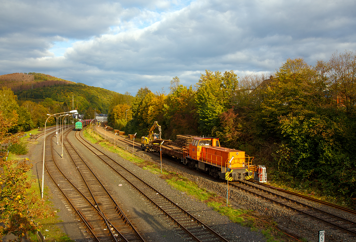 
Auf den letzten vorhandenen Metern Gleis der Strecke zwischen Bahnhof Herdorf und Neunkirchen tätigt die KSW 45 (98 80 0276 016-9 D-KSW) eine MaK G 1204 BB der Kreisbahn Siegen-Wittgenstein mit einem 2-achsiger Flachwagen der Gattung Ks 446 am 11.10.2020 in Herdorf den Pendelverkehr.

Hier belädt gerade der Liebherr Zweiwegebagger A 922 Rail Litronic, Kleinwagen Nr. D-KAF 99 80 9903 659-7, der KAF Falkenhahn Bau AG (Kreuztal), den Flachwagen mit ca. 6 m langen Altgleisstücken.