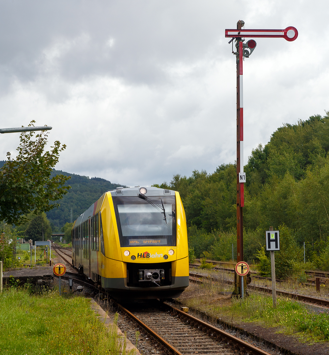 
Auf der Rheintalstrecke muss man z.Z. zwischen Rastatt und Baden-Baden auf die Straße umsteigen, hier ist es genau umgekehrt...
Da die direkte Straßenverbindung zwischen Herdorf und Betzdorf, wegen Brückenbauarbeiten, gesperrt ist steigt man hier auf die Schiene um. 

Hier erreicht der VT 502 (95 80 1648 102-9 D-HEB / 95 80 1648 602-8 D-HEB) ein Alstom Coradia LINT 41 der HLB (Hessische Landesbahn GmbH) am 20.08.2017, als RB 96  Hellertalbahn  (Dillenburg - Haiger - Neunkirchen - Herdorf - Betzdorf), den Bahnhof Herdorf. 