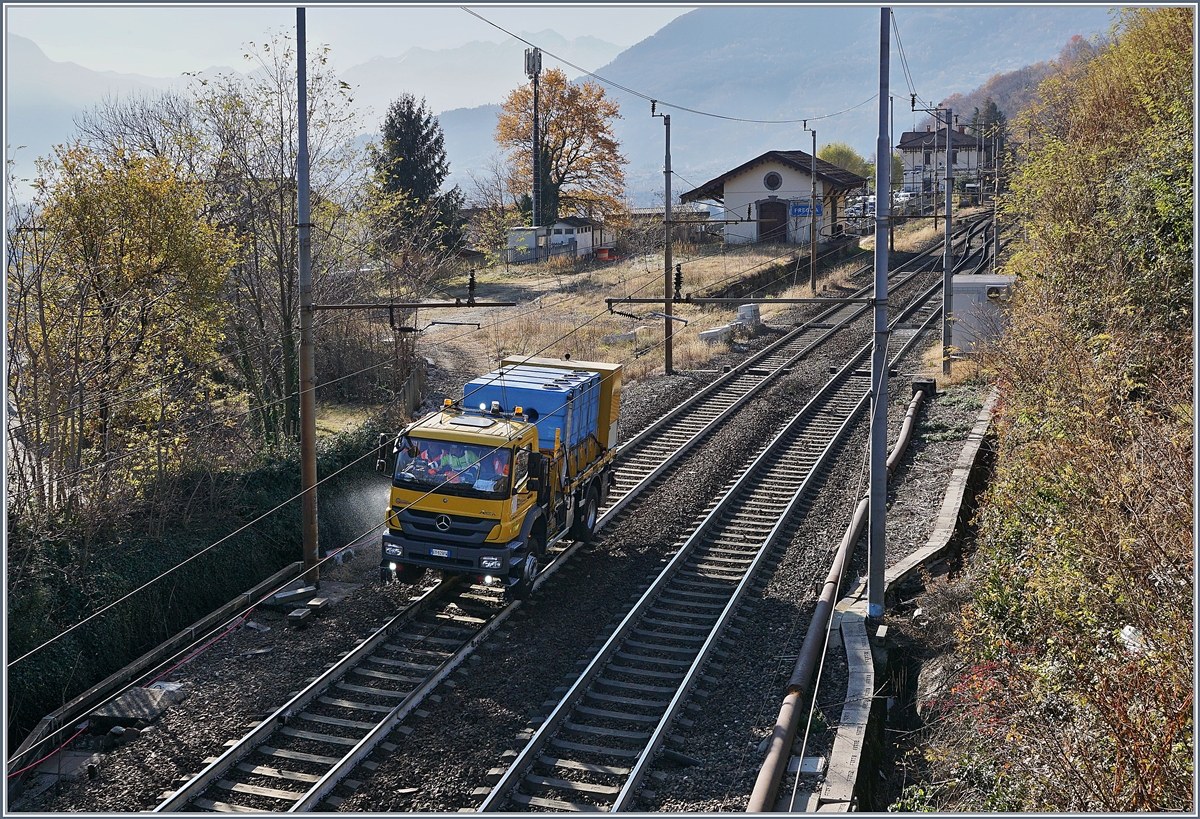  Autobahn  - so mein Gedanke, als ich dieses Bahndienstfahrzeug in Preglia sah. 
Nach einer l�ngern Pause auf eine Abstellgleis fuhr es spritzend Richtung Varzo.
21. Nov. 2017