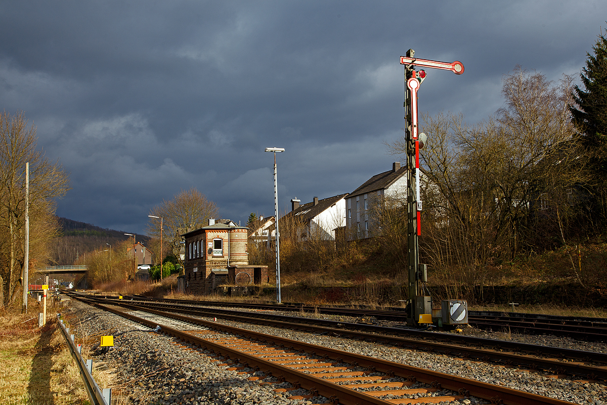 Bahnhof Herdorf am 15.02.2022: Vor dem 1901 gebautem mechanischen Weichenwärter Stellwerk Herdorf Ost (Ho), das Ausfahrtsignal (N2) vom Gleis 2, welches hier Hp 0 – Halt ! zeigt. 

Davor der „Schotterzwerg“, das niedrige Schutzsignal (Sh - “S“chutz“h“altsignal) zeigt Sh 1 – „Fahrverbot aufgehoben“ bzw. Ra 12 – „Rangierfahrt erlaubt“. Hier in der Verbindung mit dem Hp 0 zeigenden Hauptsignal, hebt es das hebt es das Rangierverbot auf.
